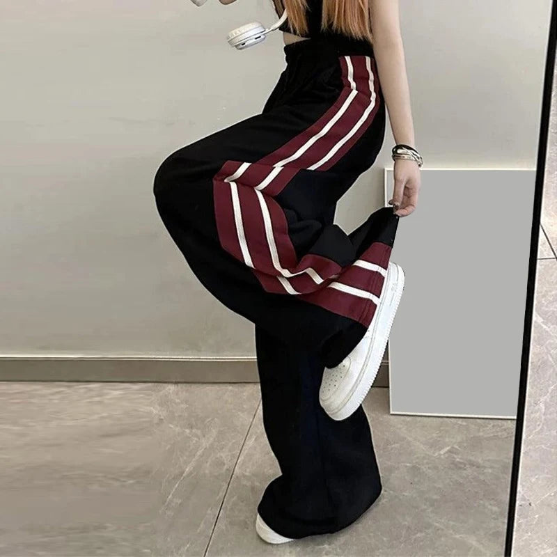 Detalhe da faixa lateral contrastante da calça moletom feminina wide leg