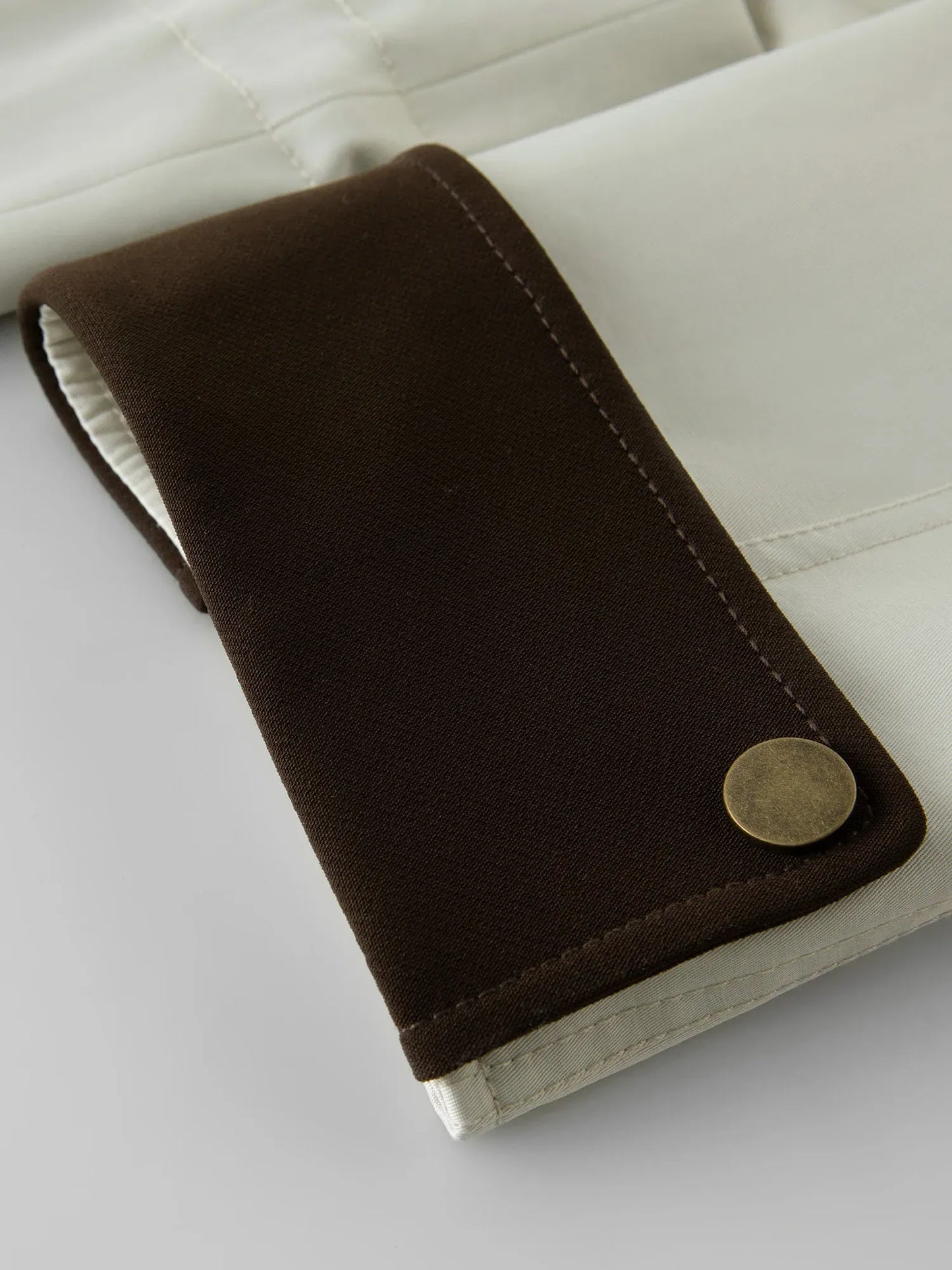 Trench Coat Curto Sofia — Conforto, Flexibilidade e Praticidade Urbana