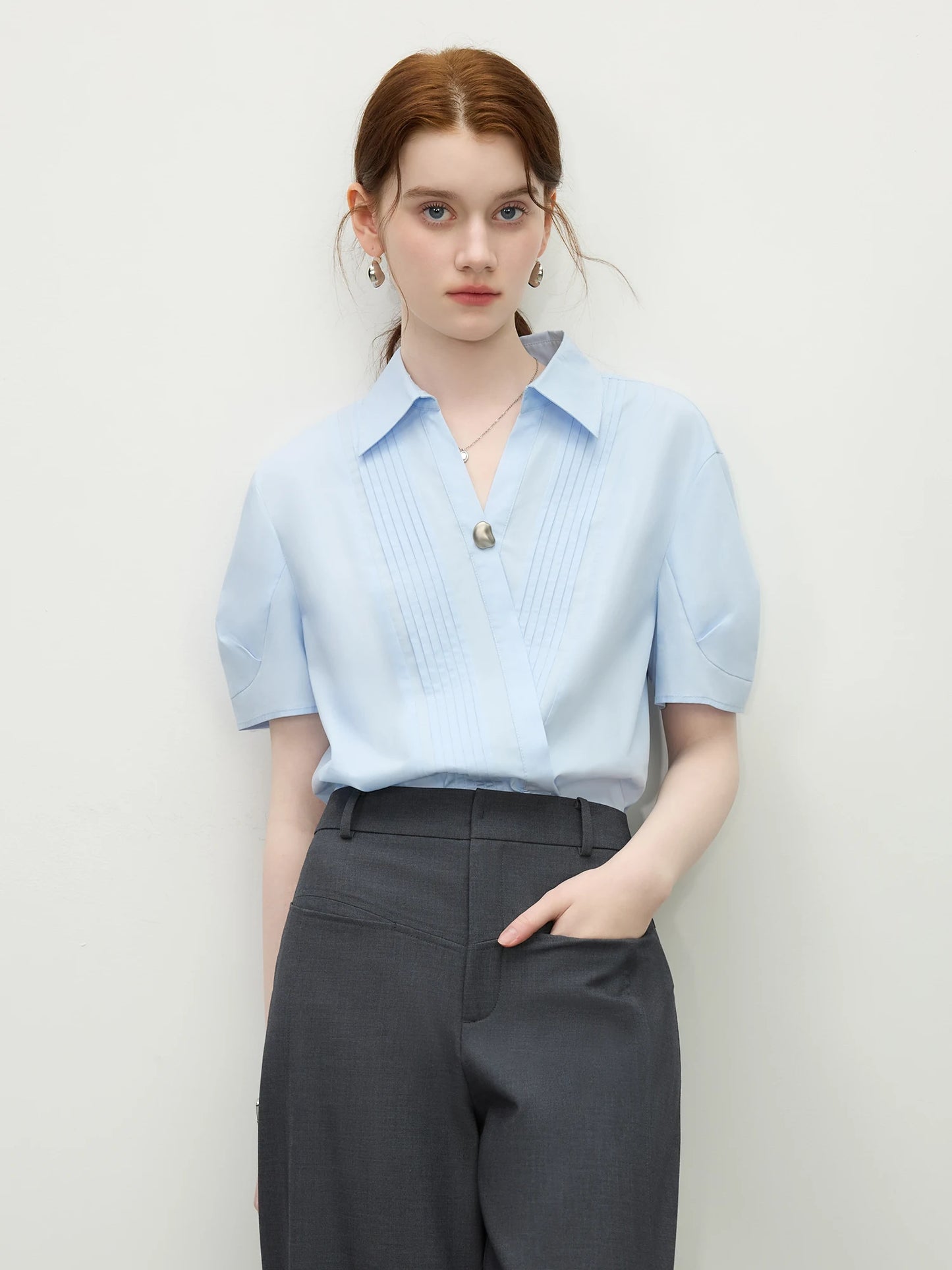 Fsle estilo minimalista cor sólida com decote em v camisa de manga curta para mulher 2025 verão novo solto branco de manga curta topo 25fs12213