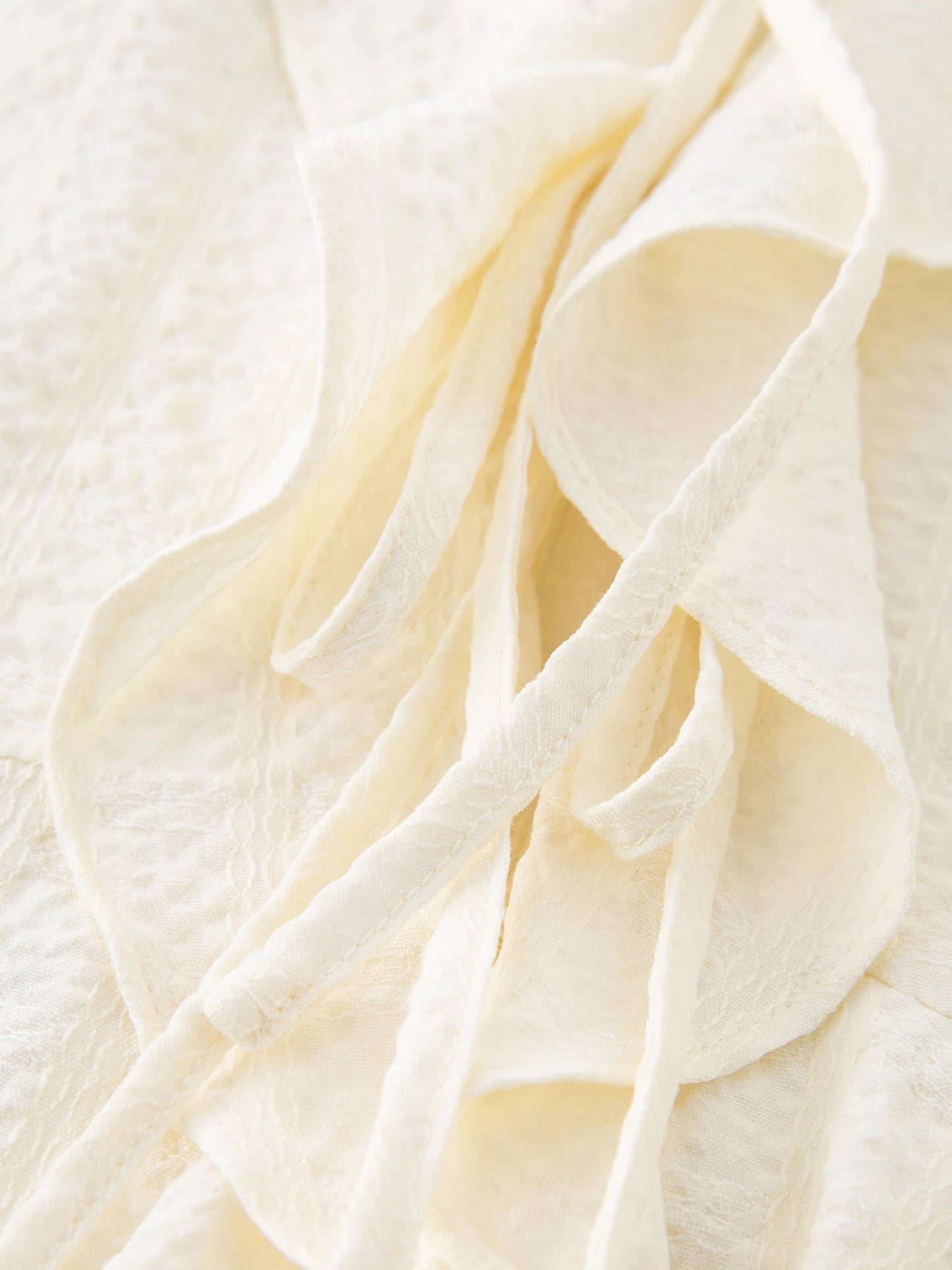 Blusa Feminina Elegante Serenity – Babados e Manga Curta em Viscose Premium - AlmaChic