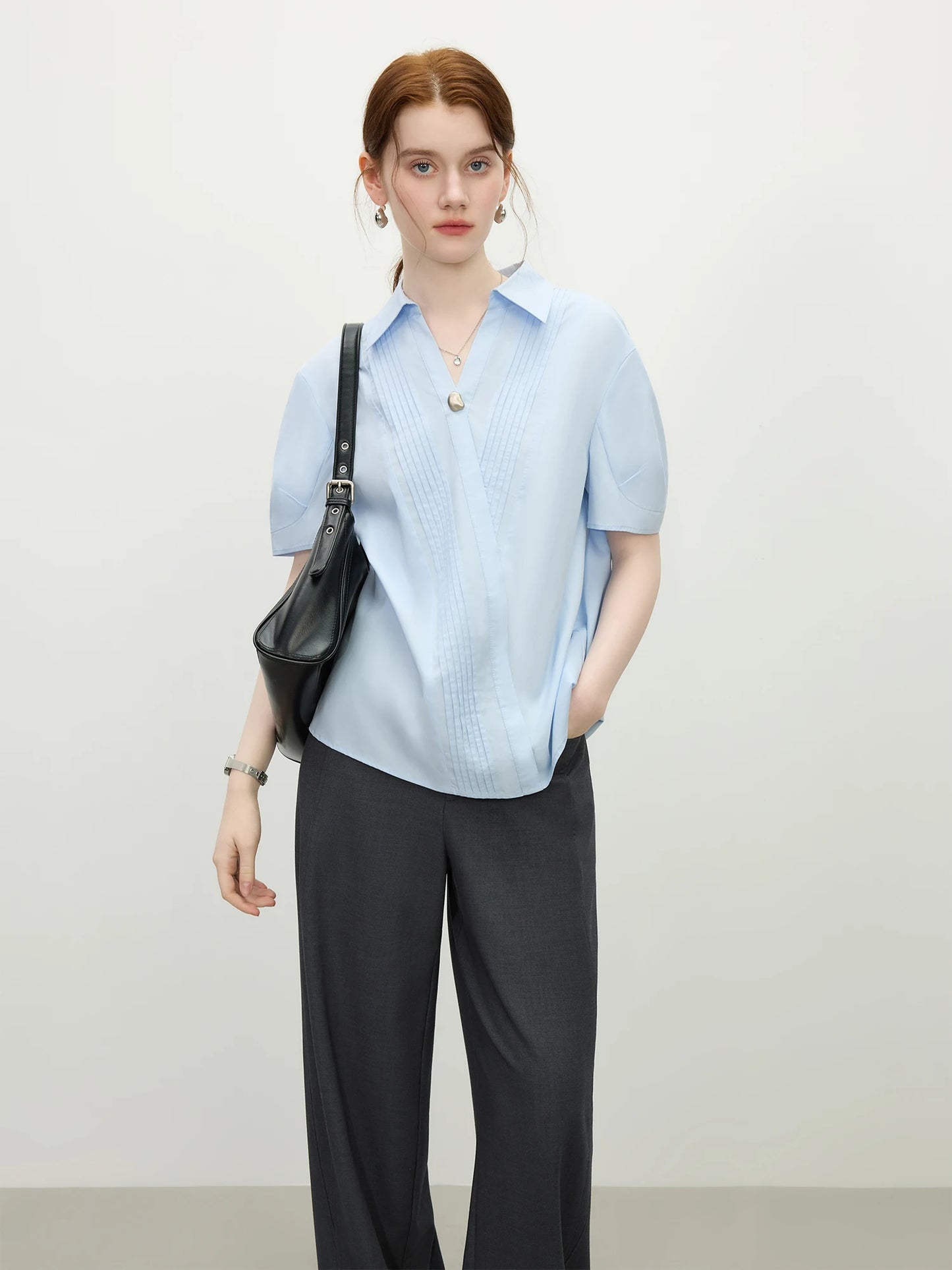 Fsle estilo minimalista cor sólida com decote em v camisa de manga curta para mulher 2025 verão novo solto branco de manga curta topo 25fs12213