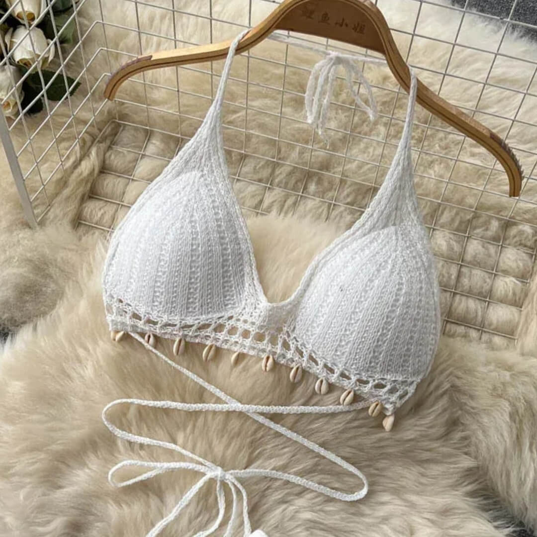 Top de crochê branco com conchas — detalhe frontal da barra