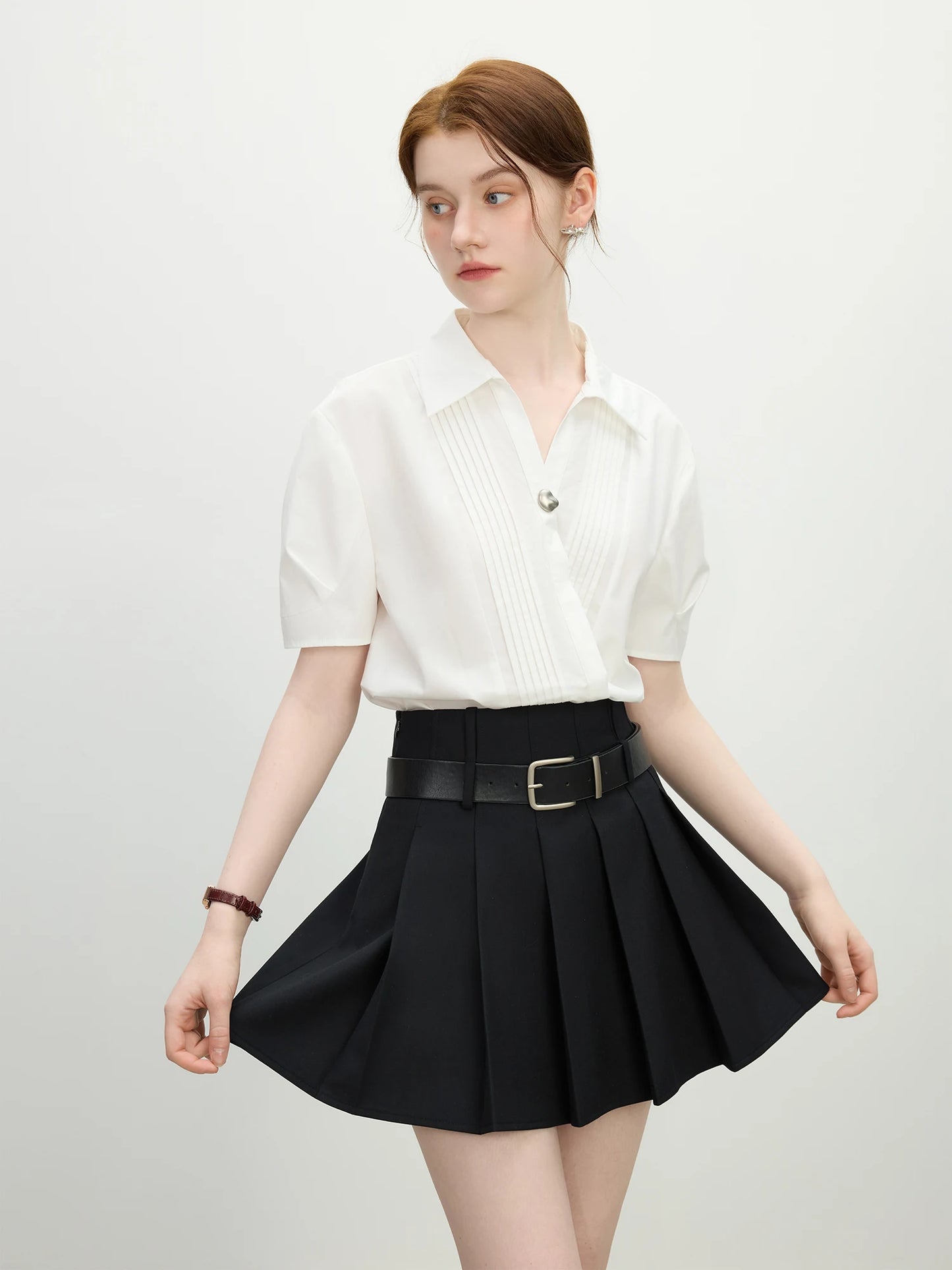 Fsle estilo minimalista cor sólida com decote em v camisa de manga curta para mulher 2025 verão novo solto branco de manga curta topo 25fs12213