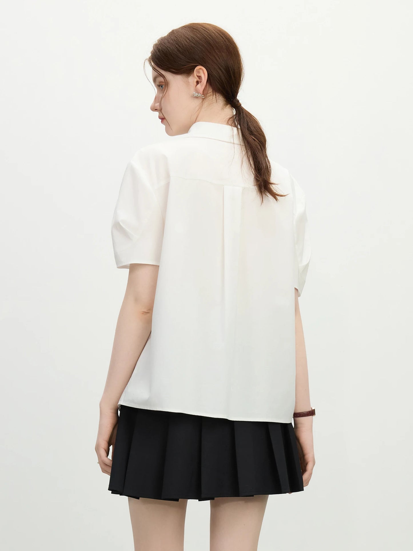 Fsle estilo minimalista cor sólida com decote em v camisa de manga curta para mulher 2025 verão novo solto branco de manga curta topo 25fs12213