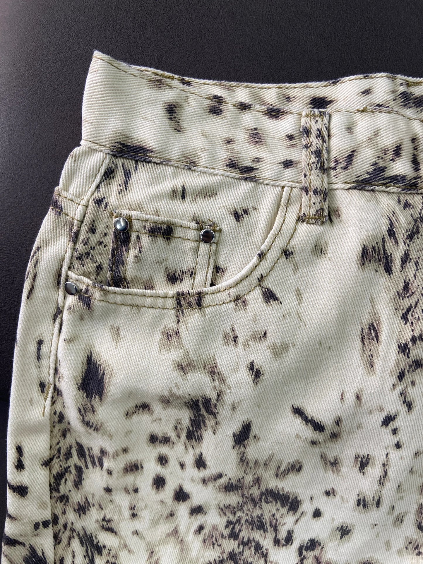 Calça Jeans Feminina Clara Vintage com Estampa Leopardo - AlmaChic