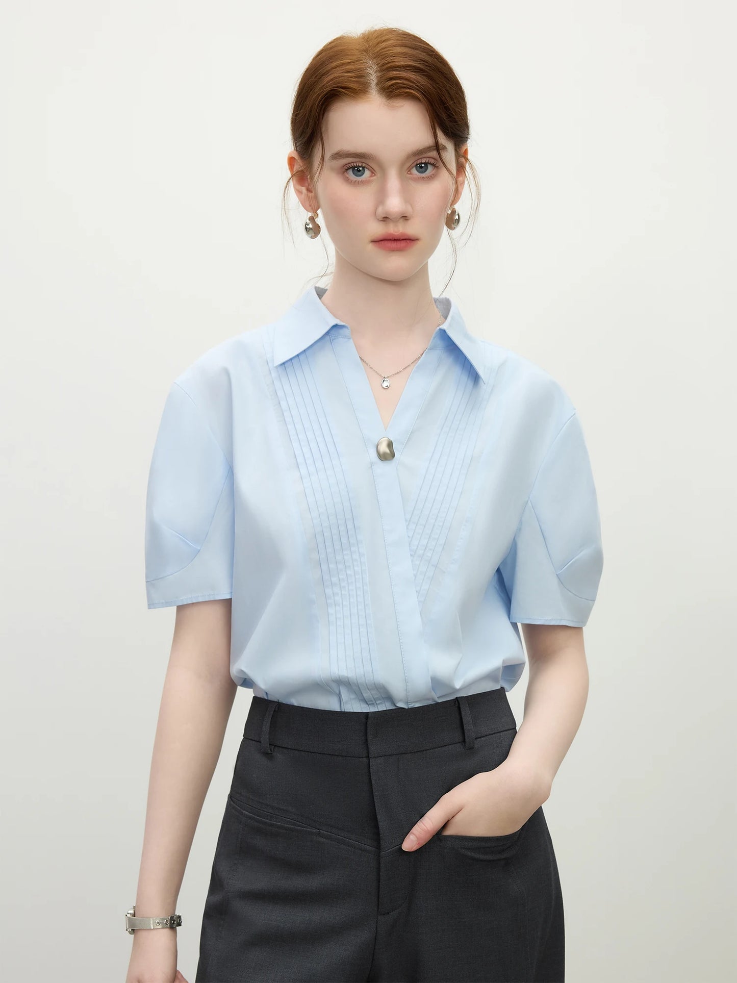 Fsle estilo minimalista cor sólida com decote em v camisa de manga curta para mulher 2025 verão novo solto branco de manga curta topo 25fs12213