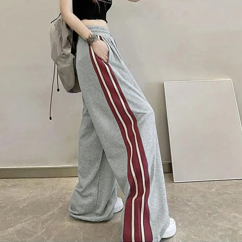 Vista frontal da calça moletom feminina larga modelo Active cor cinza