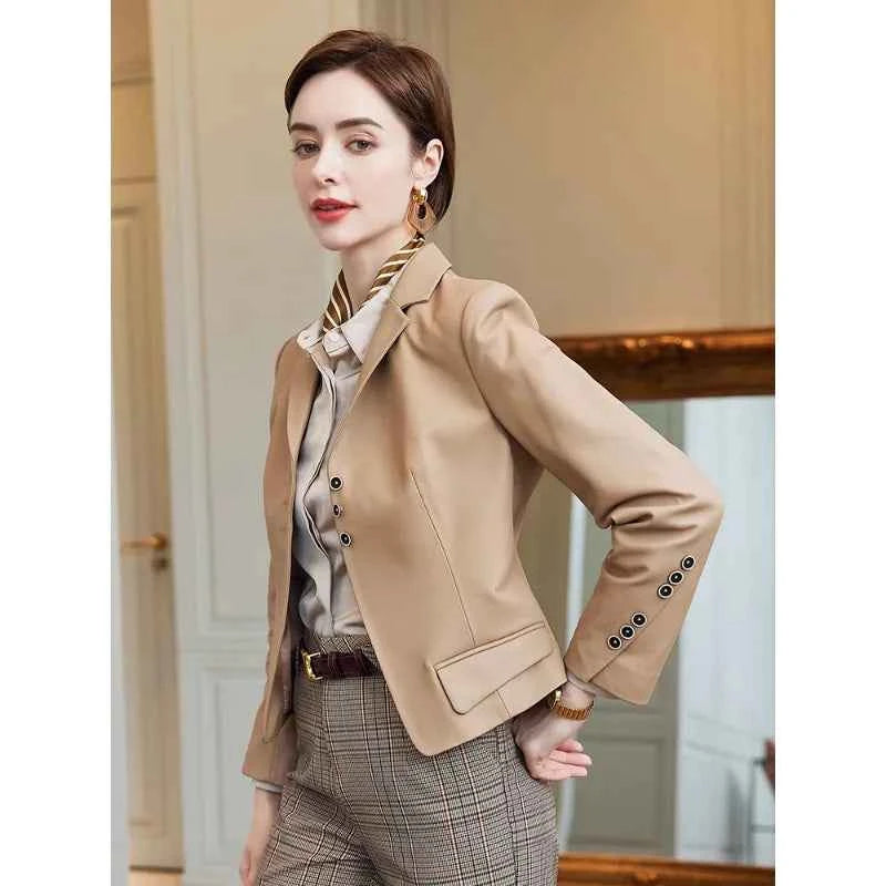 Jaqueta Feminina de Couro AlmaChic — Elegância Atemporal