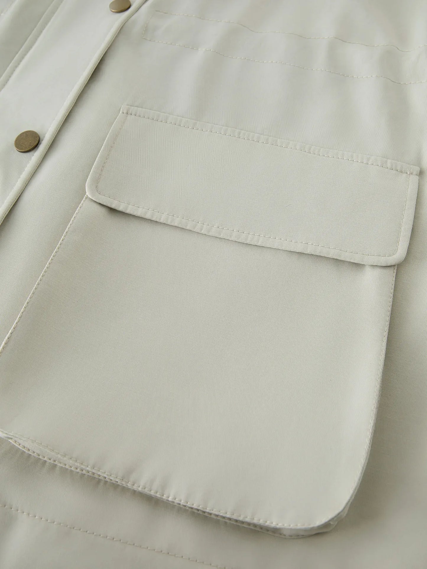 Trench Coat Curto Sofia — Conforto, Flexibilidade e Praticidade Urbana