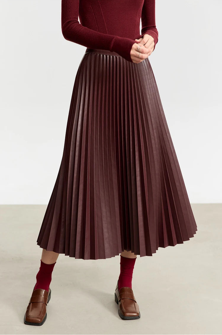 Saia de Couro Feminina Plissada AlmaChic Elegance – Sofisticação e Movimento - AlmaChic