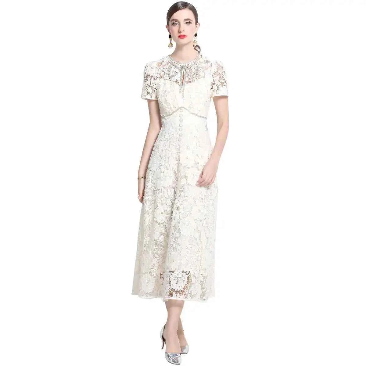 Vestido de Renda Bordada com Elegância Atemporal