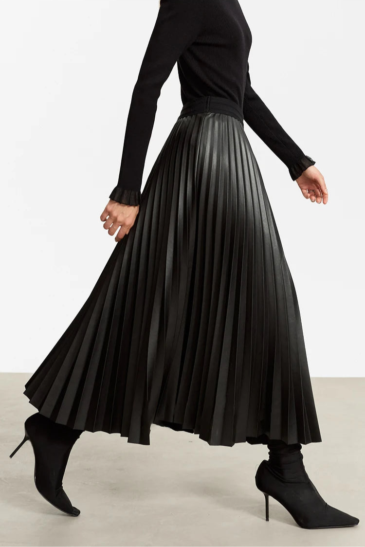 Saia de Couro Feminina Plissada AlmaChic Elegance – Sofisticação e Movimento - AlmaChic