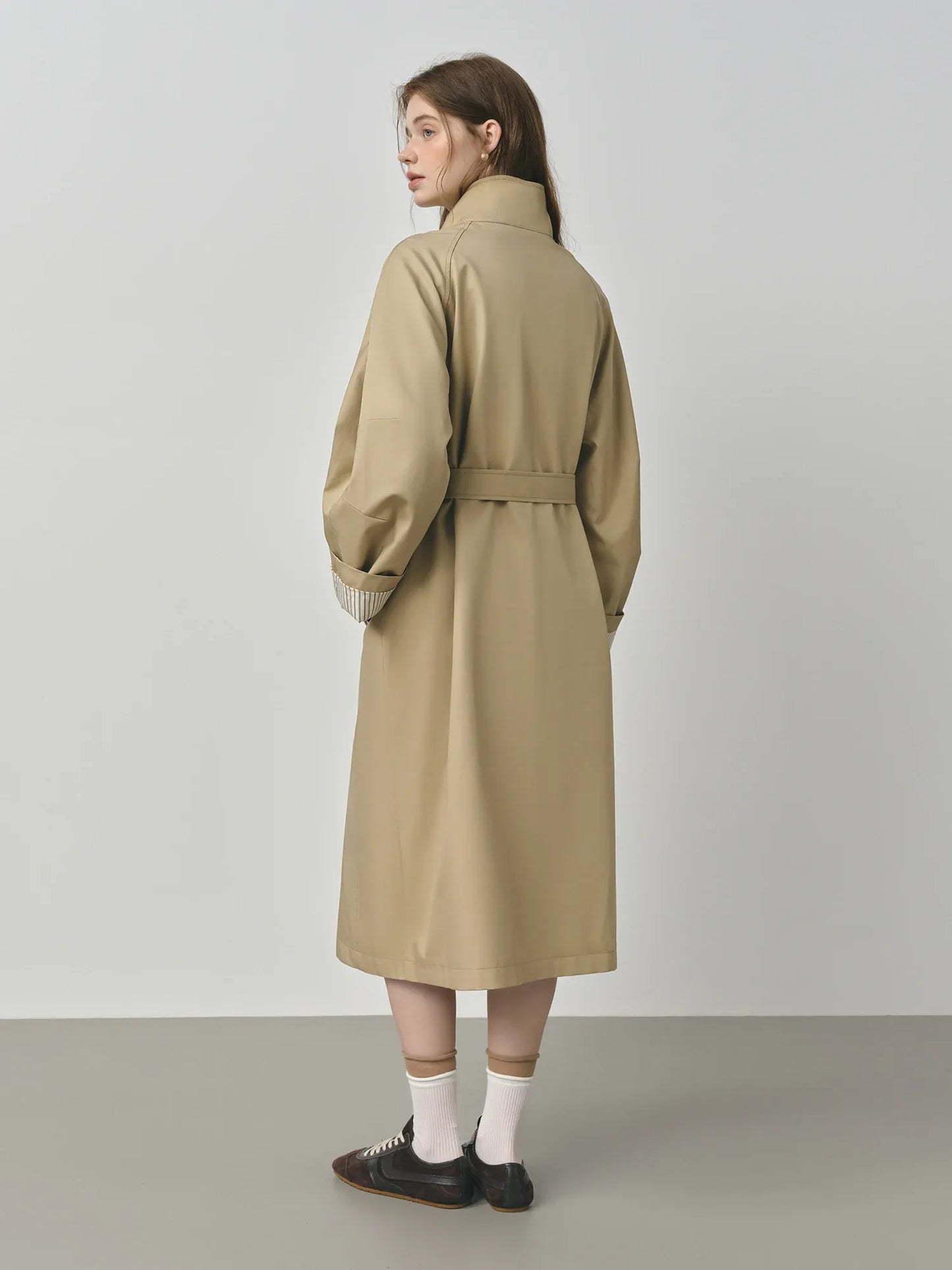 Trench Coat Feminino Beatrice — Leveza, Estrutura e Estilo Contínuo