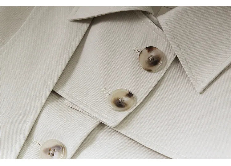 Trench Coat Feminino Helena — Estrutura, Versatilidade e Presença Urbana