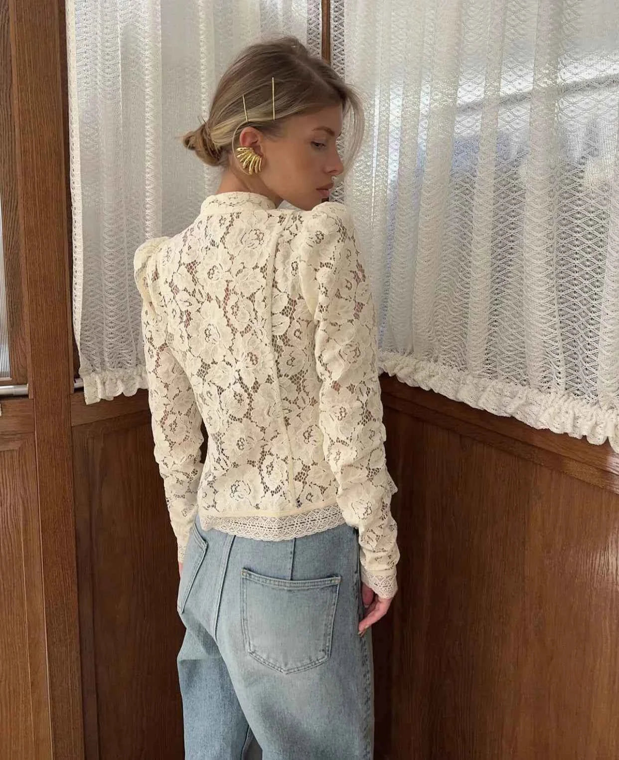 Blusa Vintage de Renda Floral Bege (Cópia)