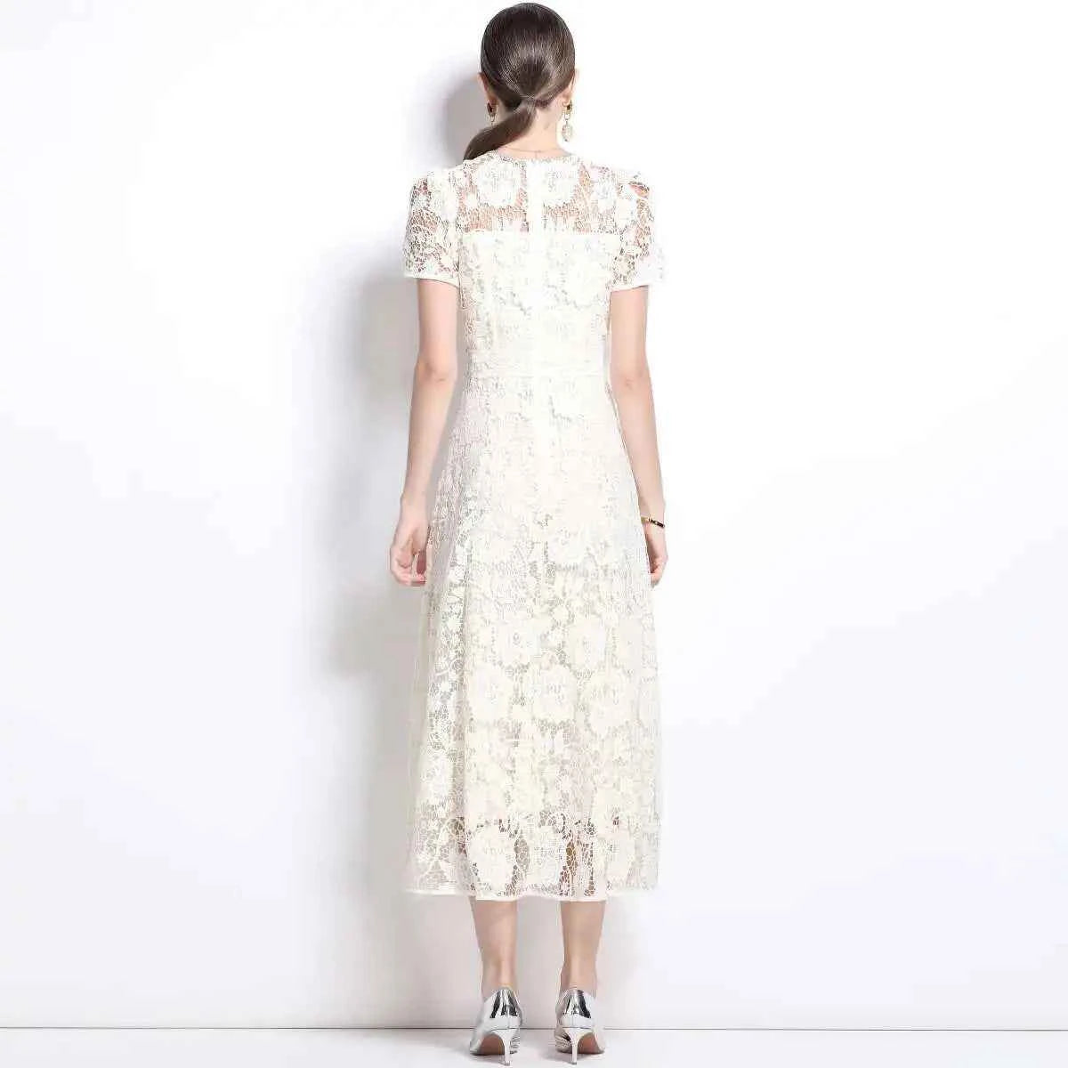 Vestido de Renda Bordada com Elegância Atemporal