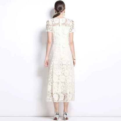 Vestido de Renda Bordada com Elegância Atemporal