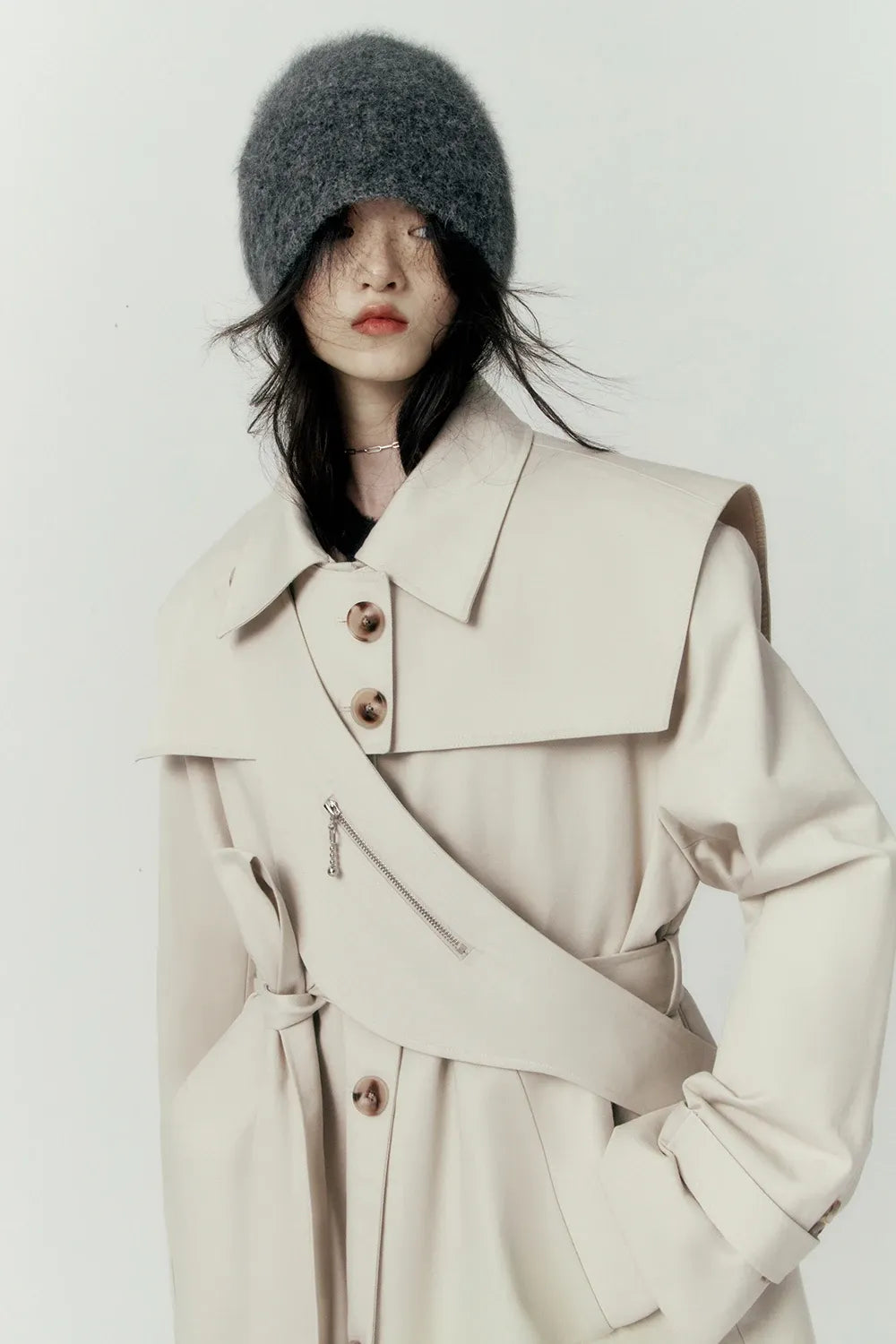 Trench Coat Feminino Helena — Estrutura, Versatilidade e Presença Urbana