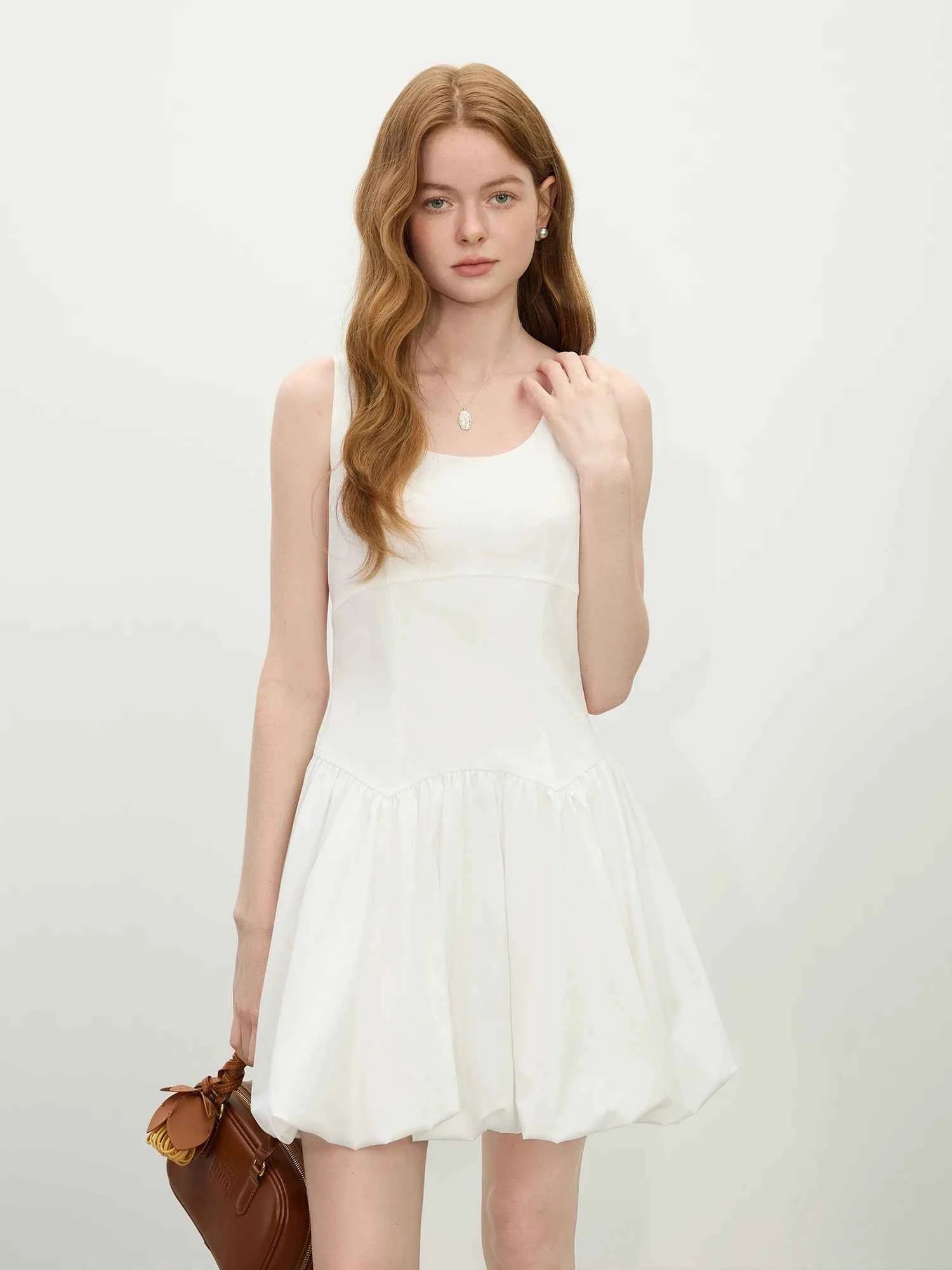 Vestido Curto de Algodão Pure Essence – Leveza e Sofisticação Natural