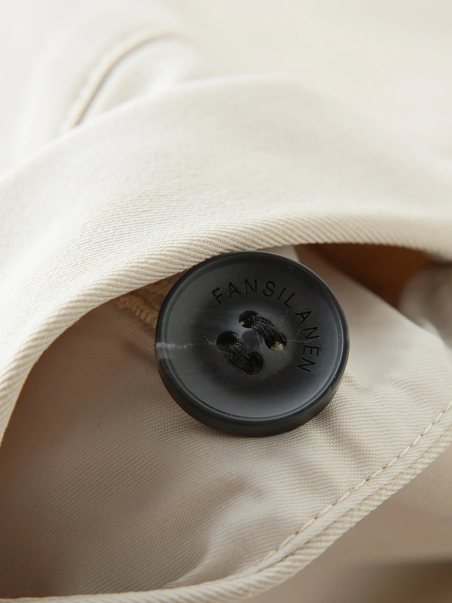 Trench Coat Feminino Beatrice — Leveza, Estrutura e Estilo Contínuo