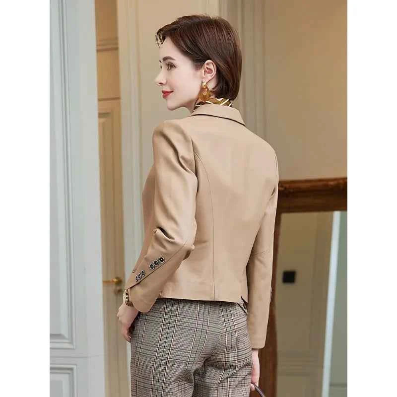 Jaqueta Feminina de Couro AlmaChic — Elegância Atemporal