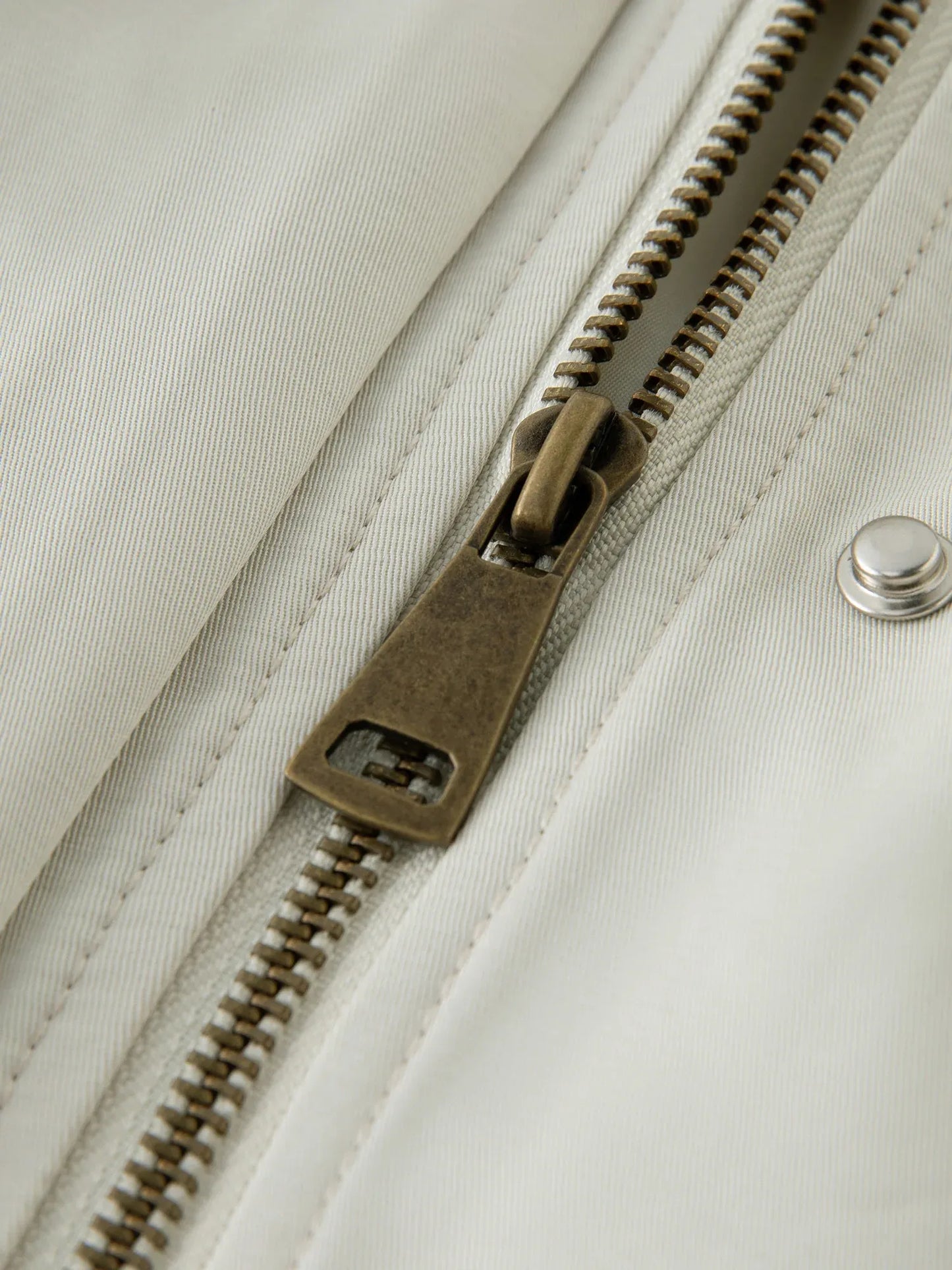 Trench Coat Curto Sofia — Conforto, Flexibilidade e Praticidade Urbana