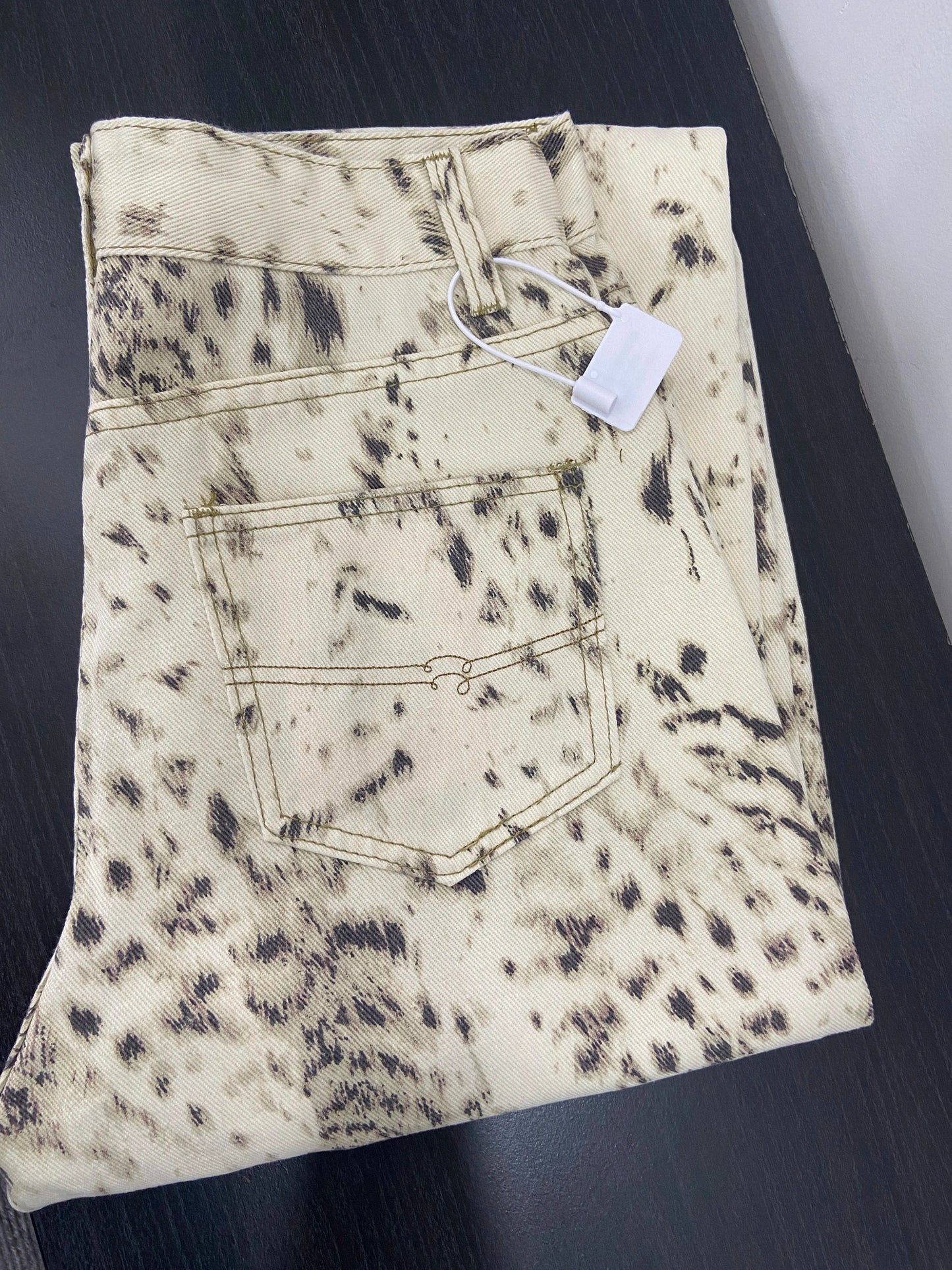 Calça Jeans Feminina Clara Vintage com Estampa Leopardo - AlmaChic