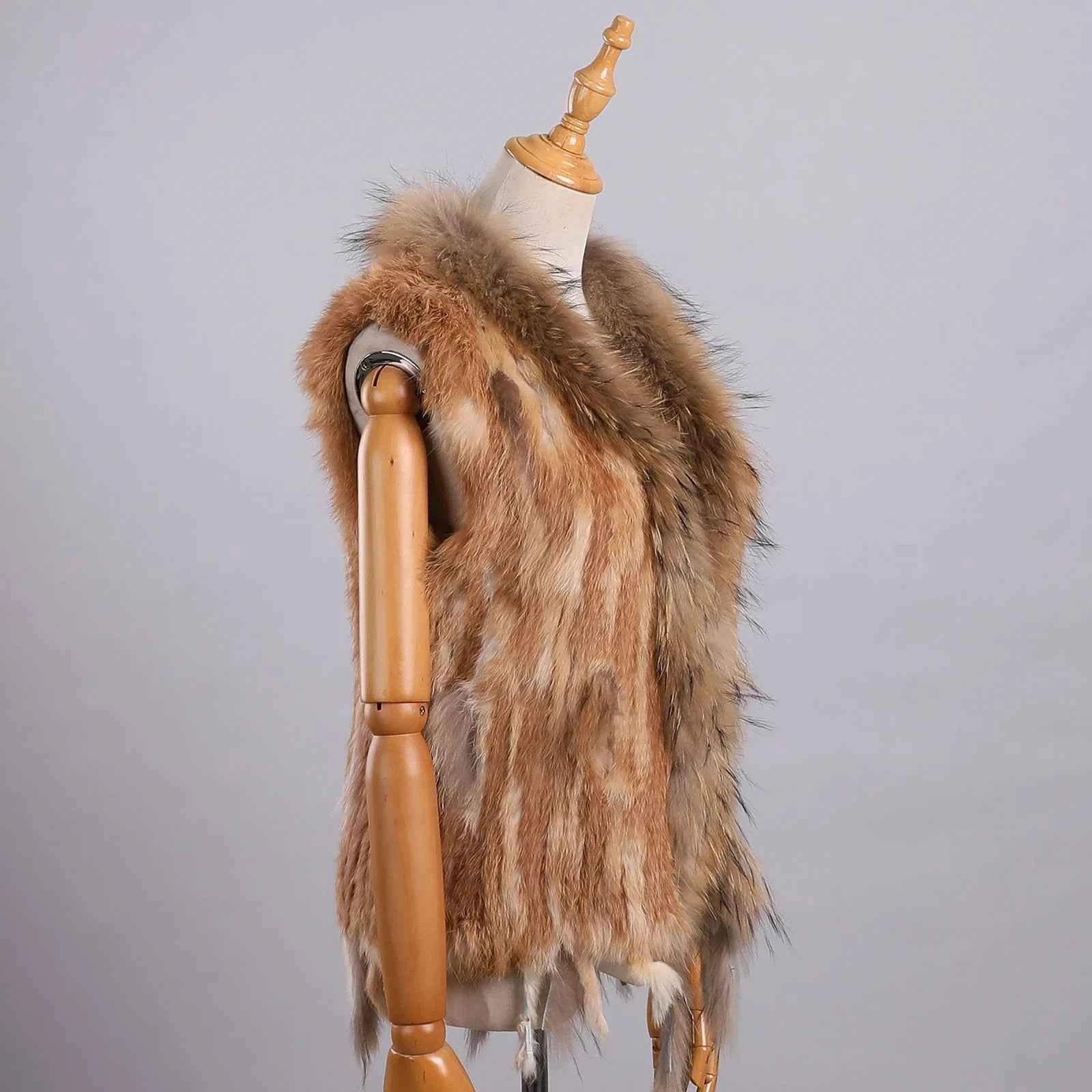 Colete de Pele de Coelho com Guaxinim — Elegância Atemporal