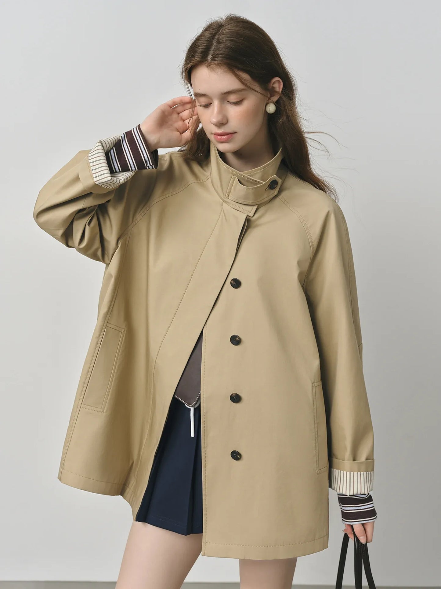 Trench Coat Curto Audrey — Estrutura Leve e Estilo Casual Chic