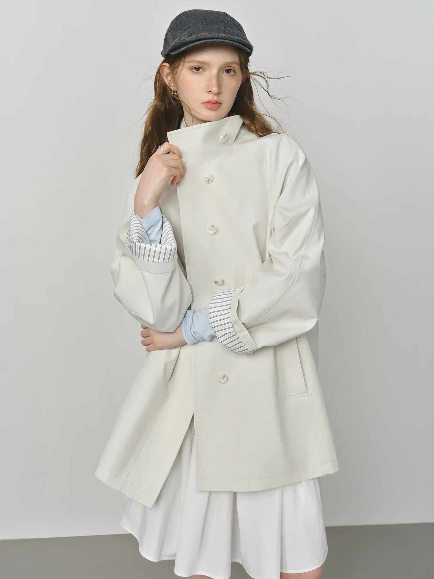 Trench Coat Curto Audrey — Estrutura Leve e Estilo Casual Chic