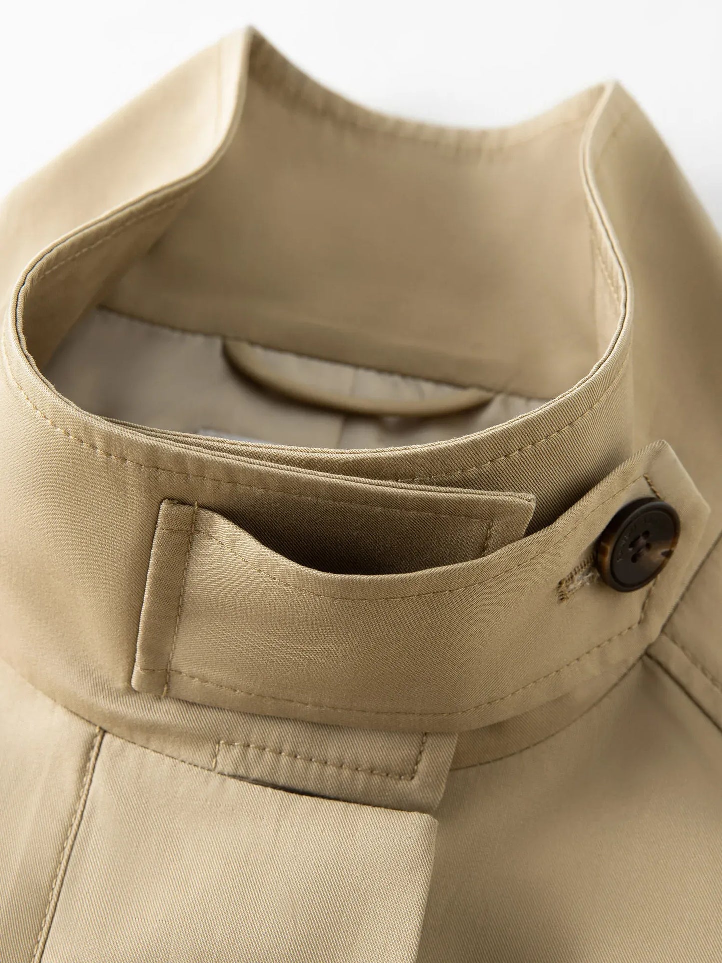 Trench Coat Curto Audrey — Estrutura Leve e Estilo Casual Chic