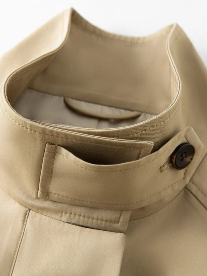 Trench Coat Curto Audrey — Estrutura Leve e Estilo Casual Chic
