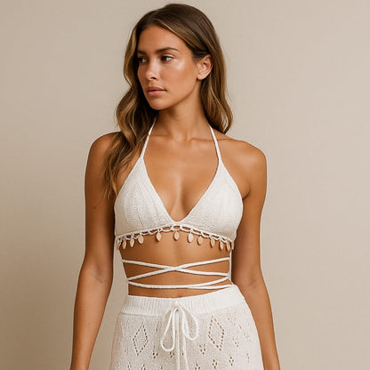 Saída de praia de crochê branca — top com conchas e amarração longa na modelo, vista frontal