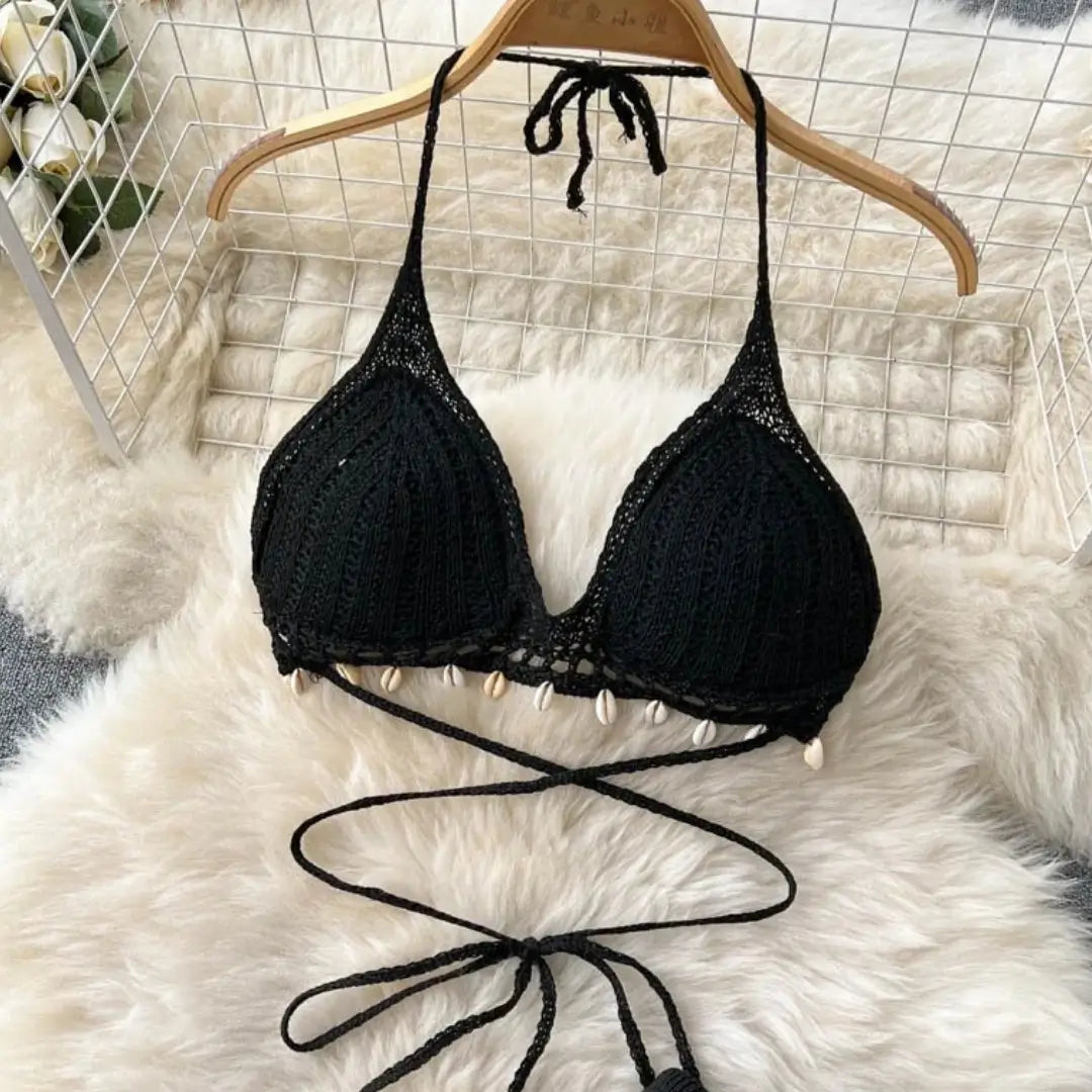 Top triângulo crochê preto com conchas e tiras cruzadas