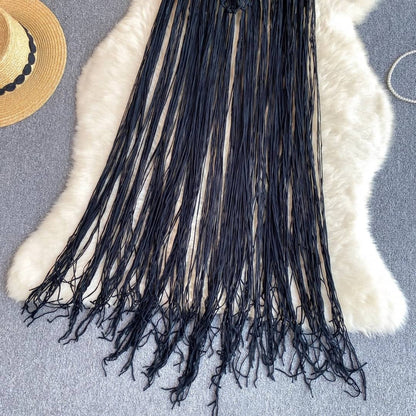 detalhe das franjas longas em macramê da saída de praia crochê preto alma chic