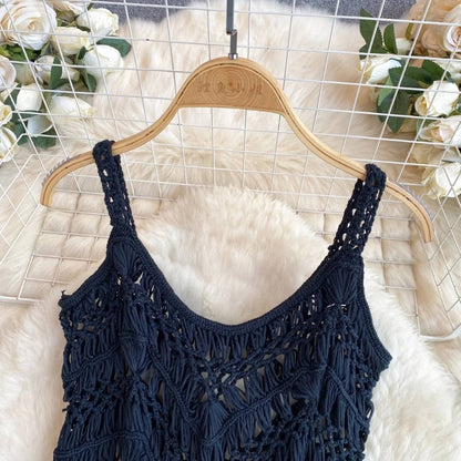 detalhe do busto em crochê preto com alças trançadas e textura artesanal saída de praia alma chic