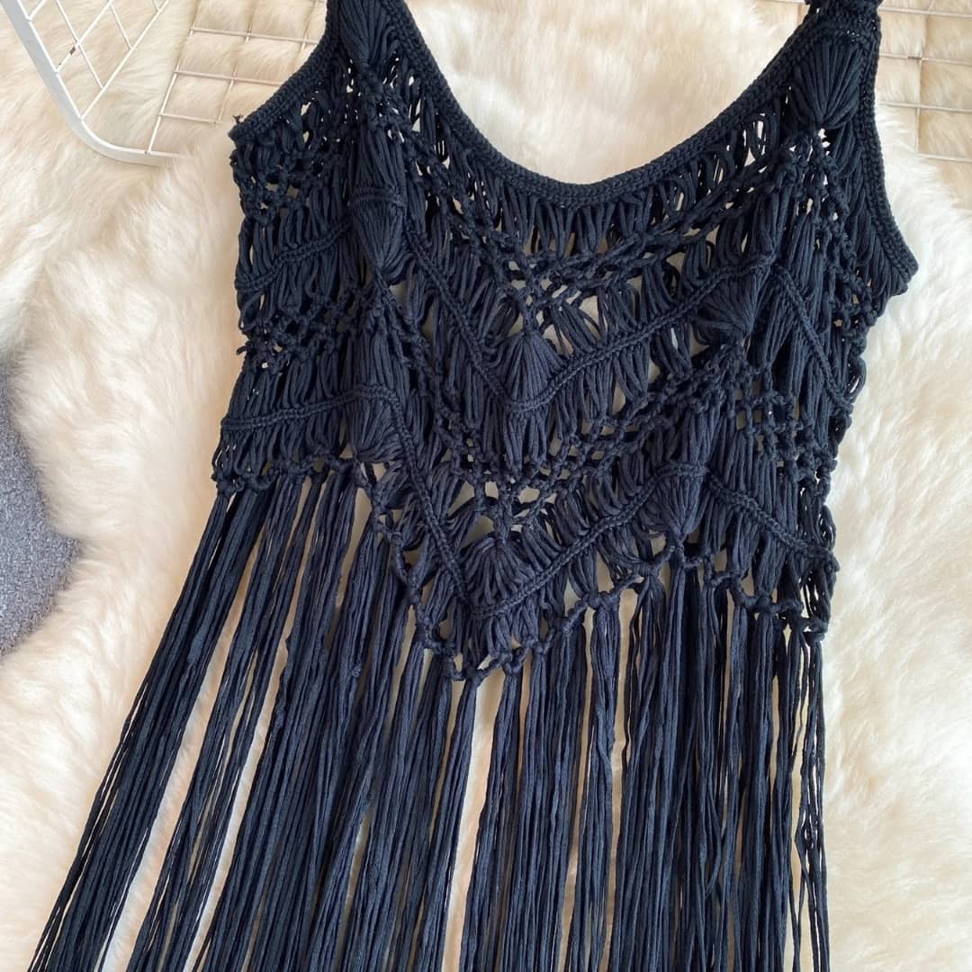 saída de praia vestido de crochê preto com detalhes em macramê e nuances azuladas na trama artesanal alma chic