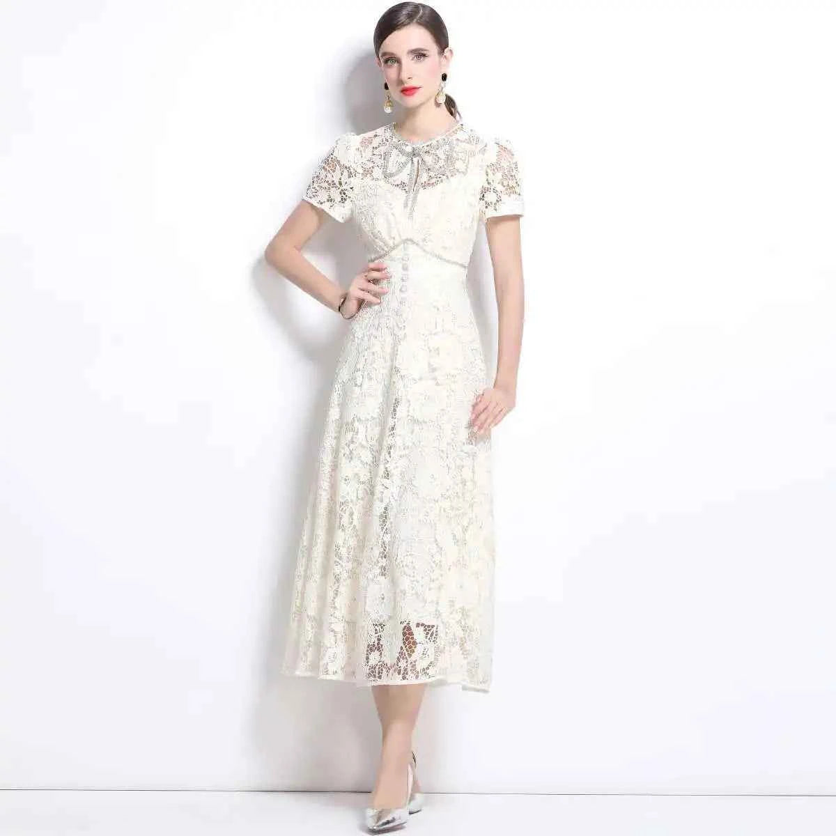 Vestido de Renda Bordada com Elegância Atemporal