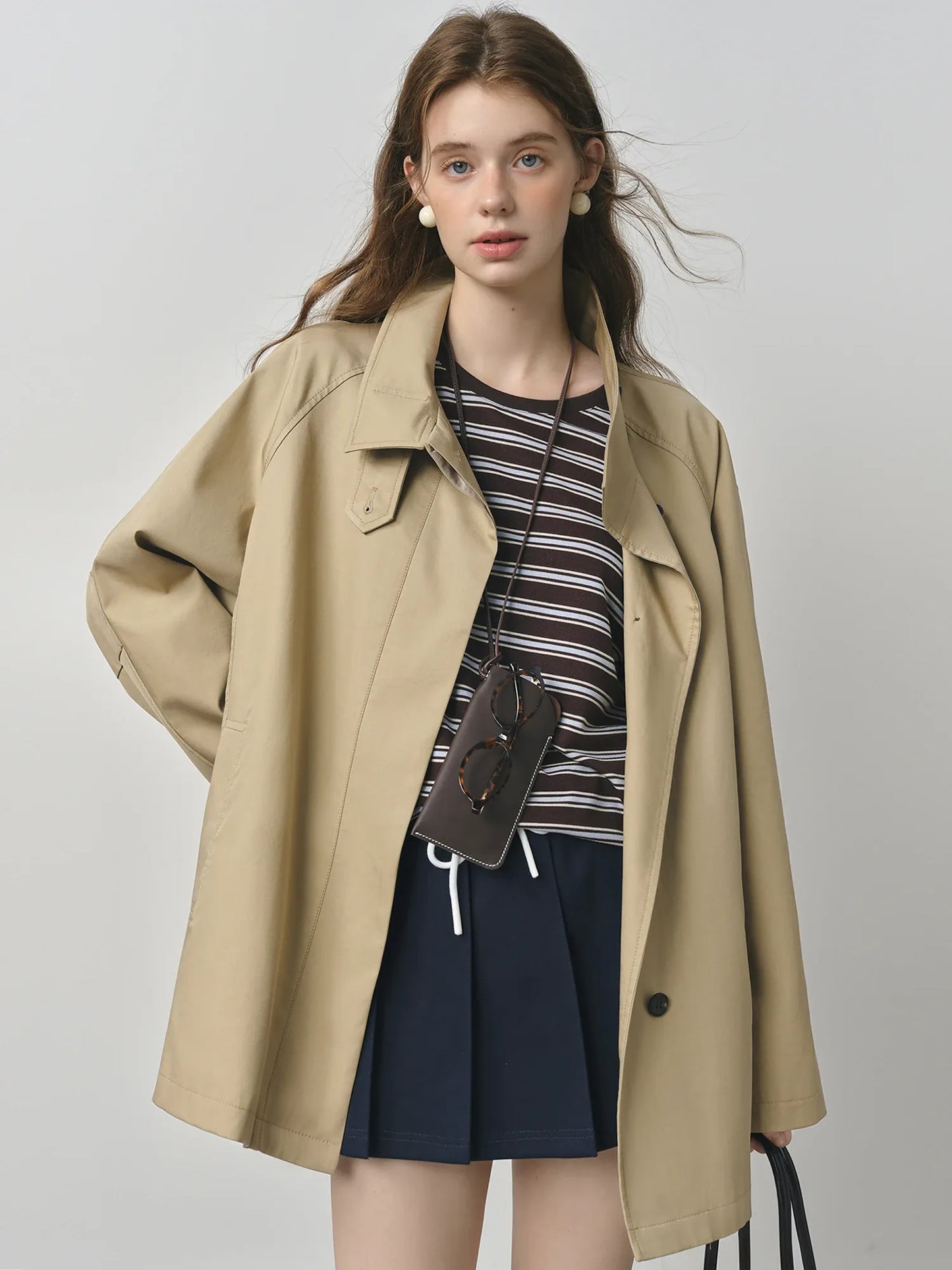 Trench Coat Curto Audrey — Estrutura Leve e Estilo Casual Chic