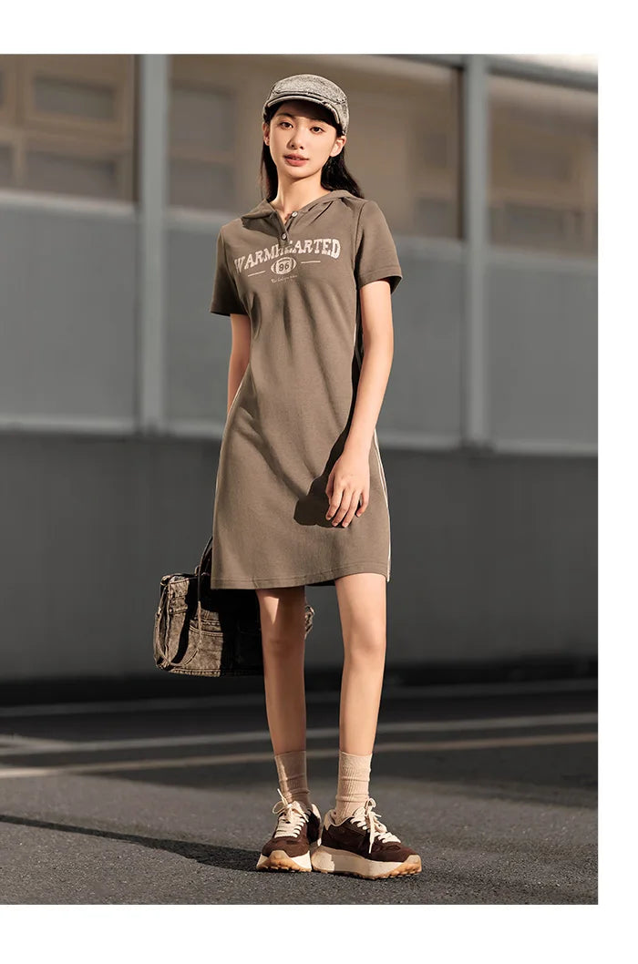 Vestido curto com capuz feminino, vestido semir, estampa de letras, tendência retrô, casual, fino, estilo esportivo, novo, verão, 2024