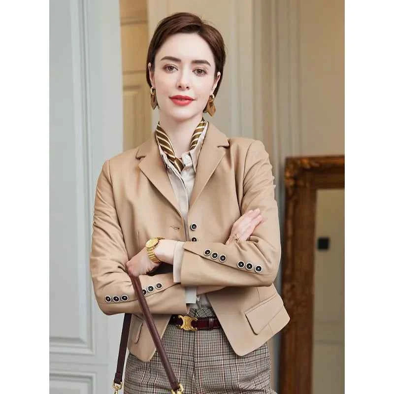 Jaqueta Feminina de Couro AlmaChic — Elegância Atemporal