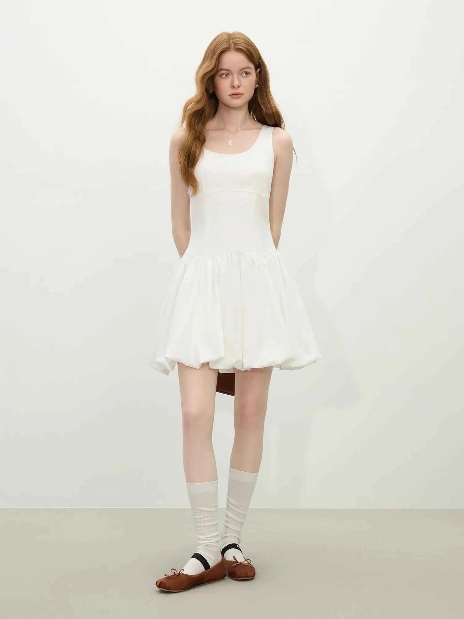 Vestido Curto de Algodão Pure Essence – Leveza e Sofisticação Natural