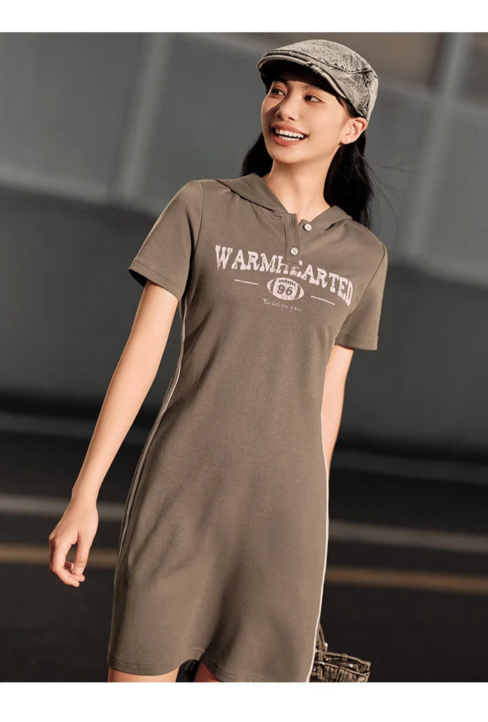Vestido curto com capuz feminino, vestido semir, estampa de letras, tendência retrô, casual, fino, estilo esportivo, novo, verão, 2024