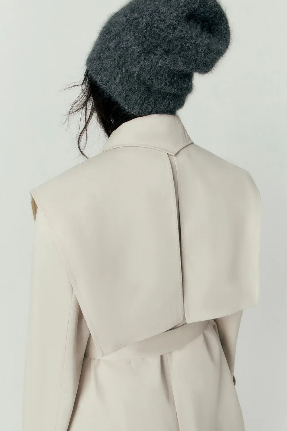 Trench Coat Feminino Helena — Estrutura, Versatilidade e Presença Urbana