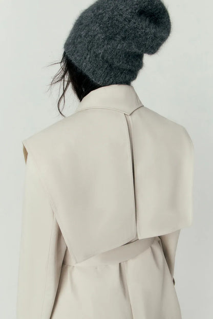 Trench Coat Feminino Helena — Estrutura, Versatilidade e Presença Urbana