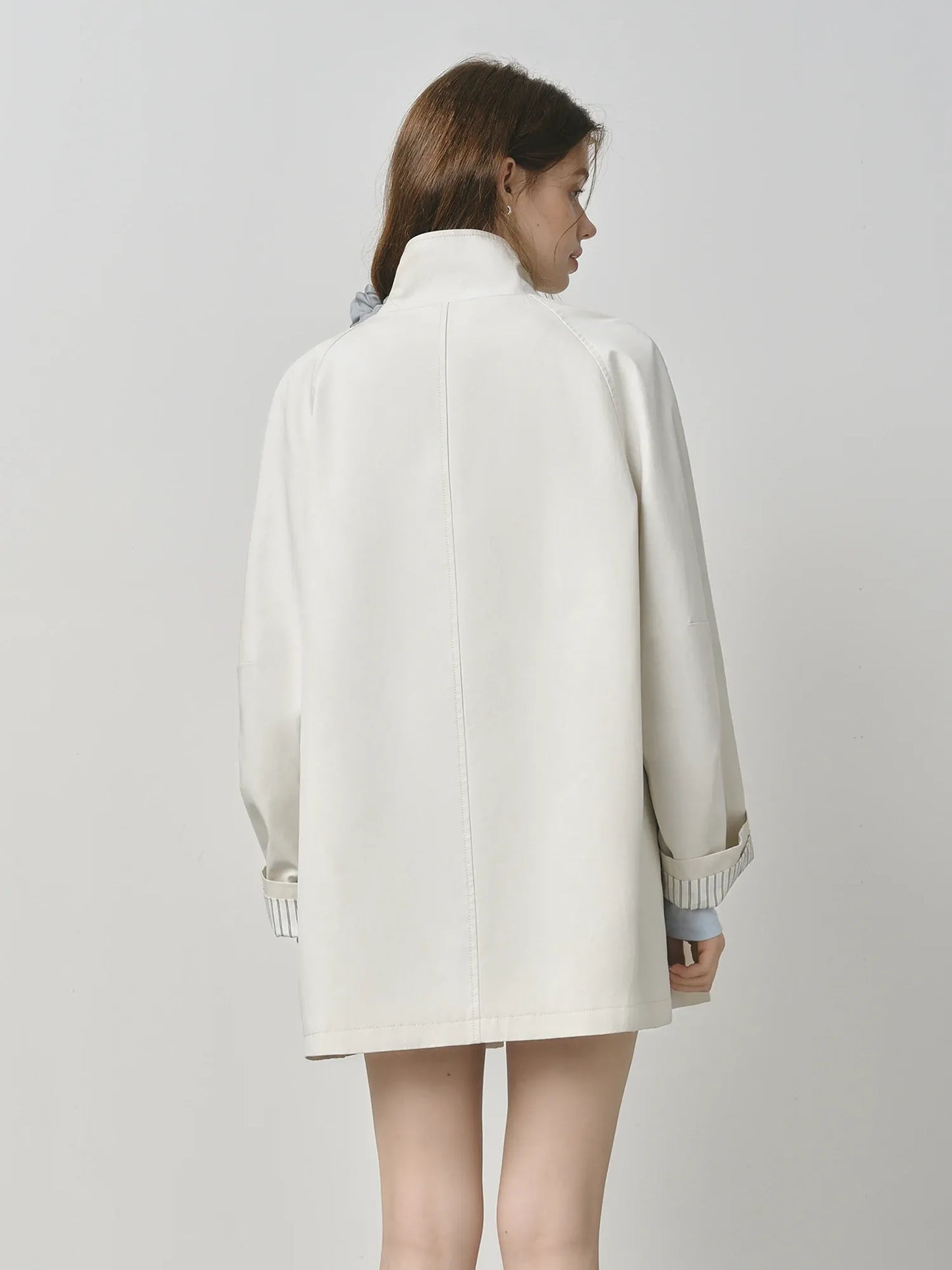 Trench Coat Curto Audrey — Estrutura Leve e Estilo Casual Chic