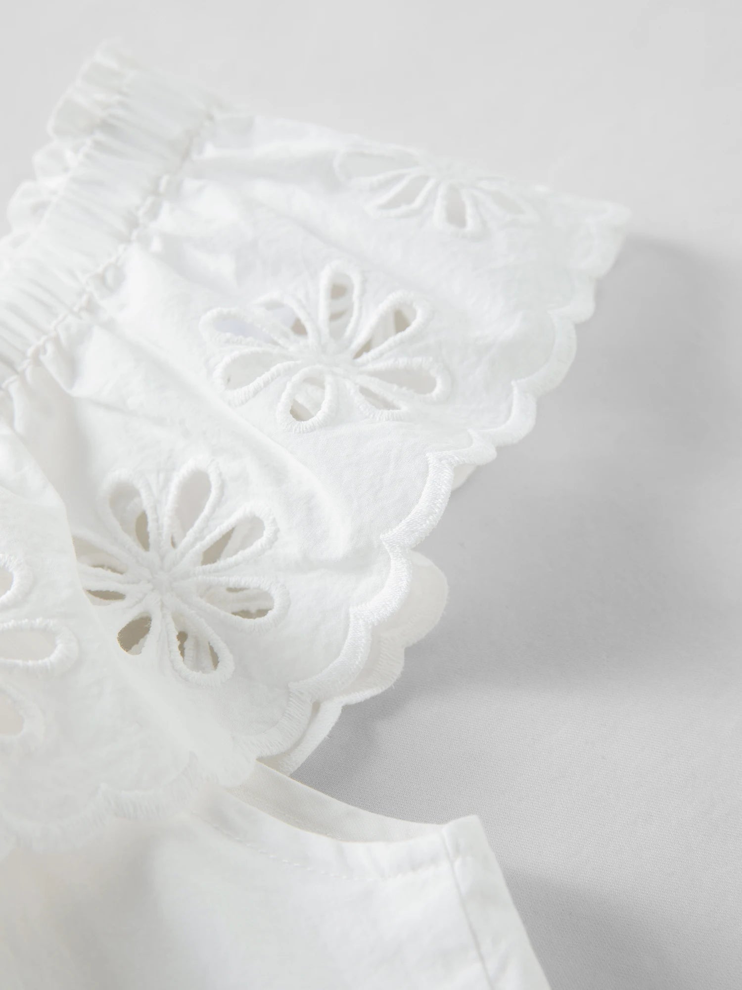 Vestido Floral DUSHU Off-Shoulder com Bordado e Amarração Branco, A-Line, Perfeito para Looks Casuais e Elegantes de Verão