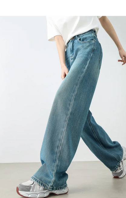 Vista lateral da calça jeans feminina reta Elira com cintura alta