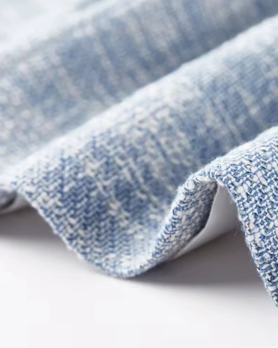 Casaco Tweed Feminino Azul Viviane – Alfaiataria Curta & Botões de Metal