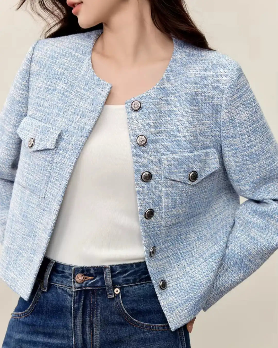 Casaco Tweed Feminino Azul Viviane – Alfaiataria Curta & Botões de Metal